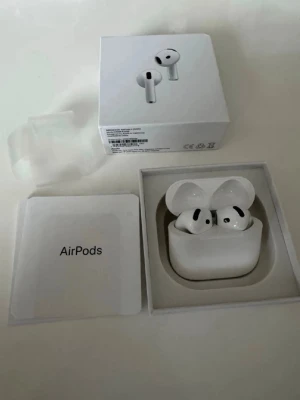 Apple AirPods 4 - Säljer ett par vita Apple AirPods 4. Snygg och kompakt design i blank plast, perfekt för dig som vill ha grymt ljud och smidig anslutning till iPhone eller andra Apple-enheter. Levereras i originalförpackning med manual.