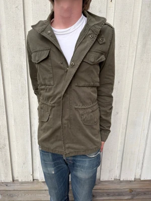 *Unik* Fieldjacket - En mycket trevlig fieldjacket i en fin ton av grön! Notera dragkedjorna på baksidan. Hör av dig vid frågor! 