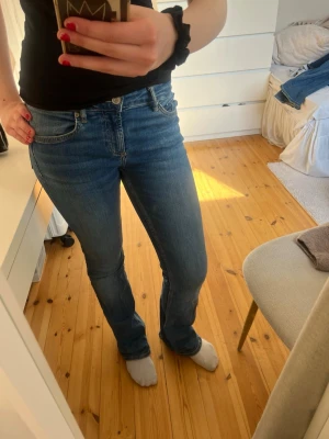 Blå bootcut jeans från zara - Säljer ett par klassiska blå bootcut jeans från Zara . Den är lite färg på jeansen ungefär i knä vecket som man kan se i sista bilden (kan försvinna av fläckborttagning) 