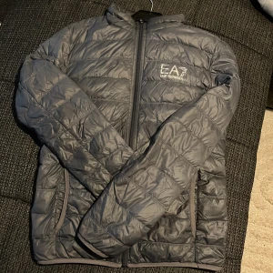 Armani jacka - Säljer en armani jacka som är knappast använd pga att den är liten på mig skriv järna om ni ät intresserade 😊