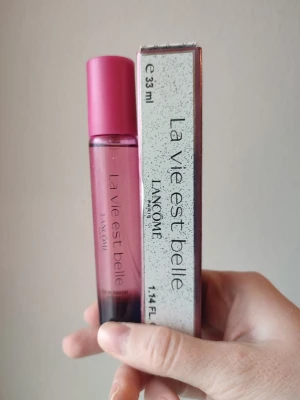 Lancome La vie est belle Intense - Lancome La vie est belle Intense Perfume. 33ml bottle. New! This perfumes comes in 2 different designs. I will send you one. Or you can choose, then let me know right away which one.