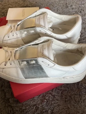 Valentino skor - Så himla snygga valentino skor som inte kommer till någon användning, därefter säljande. Skorna är i bra skick men har en defekt/hål, dock inget som påverkar passform osv! (se bild). Strl 39 1/2. Skicket är något sämre än första bilden så kom privat för mer bilder🥰 Låda & ”pappret” fås med som äktabevis💕