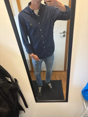 Ralph Lauren skjorta mörkblå L slim fit - Ralph Lauren skjorta mörkblå  • L (Slim fit)   • Fint skick (9/10)   • Inga defekter    Pris kan diskuteras vid snabb affär   Skriv vid frågor   Postas inom 24h