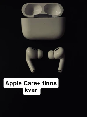 Apple AirPods Pro 2 - Säljer ett par vita Apple AirPods Pro 2(modellnummer A2698) med trådlöst laddningsetui. Snygg och stilren design i plast, perfekt för dig som vill ha grymt ljud och brusreducering. Apple Care+ gäller till 2027-07-19.