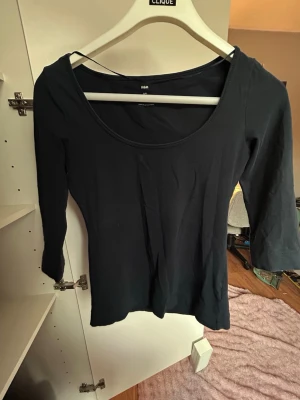 Mörkblå tre kvarts tröja - Säljer denna fina tre kvarts arm tröjan, köpt second hand men inga synliga slitningar🫶🏻