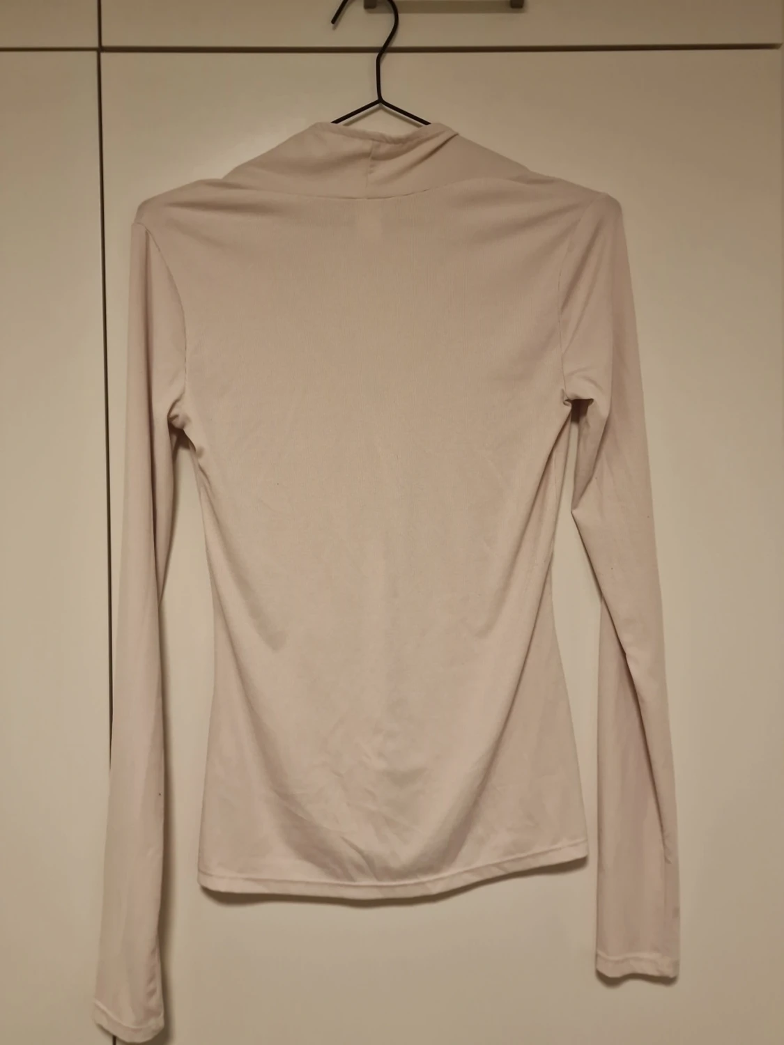 Ljusbeige långärmad topp med v-ringning - 1