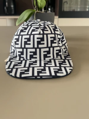 Svart/Vit ff keps  - Svart/vit Fendi keps, no size. Hör av dig vid minsta lilla😀