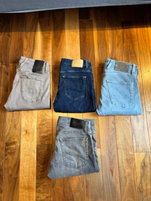 Jenas i olika slag!(Replay, Gant och Polo Raplh Lauren) - Säljer 4 par jeans i mycket bra skick! Alla är hela, rena och knappt använda. 350kr styck! Snygg passform och passar till både vardag och fest. (Alla finns som separata inlägg).                         Beige anbass hyperflex jeans från Replay     Mörkblå jeans från GANT    Grå jeans från Polo Ralph Lauren  Alla jeans är i fint skick, hela och redo att användas. Säljs tillsammans eller separat. Hör av dig vid intresse!