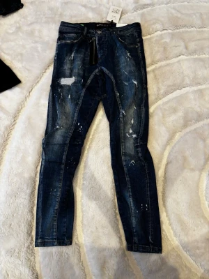Blåa Jeans Med Slitningar - Helt nya jeans från Black Island. Slim fit. De har tags kvar. Super snygga och de kostar endast 300kr Hör av dig vid intresse! 🙂