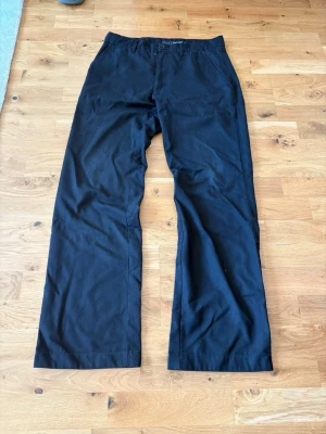 Svarta kostymbyxor från Blend - svarta chinos från Blend med raka ben och klassisk passform. bomull eller bomullsblandning 