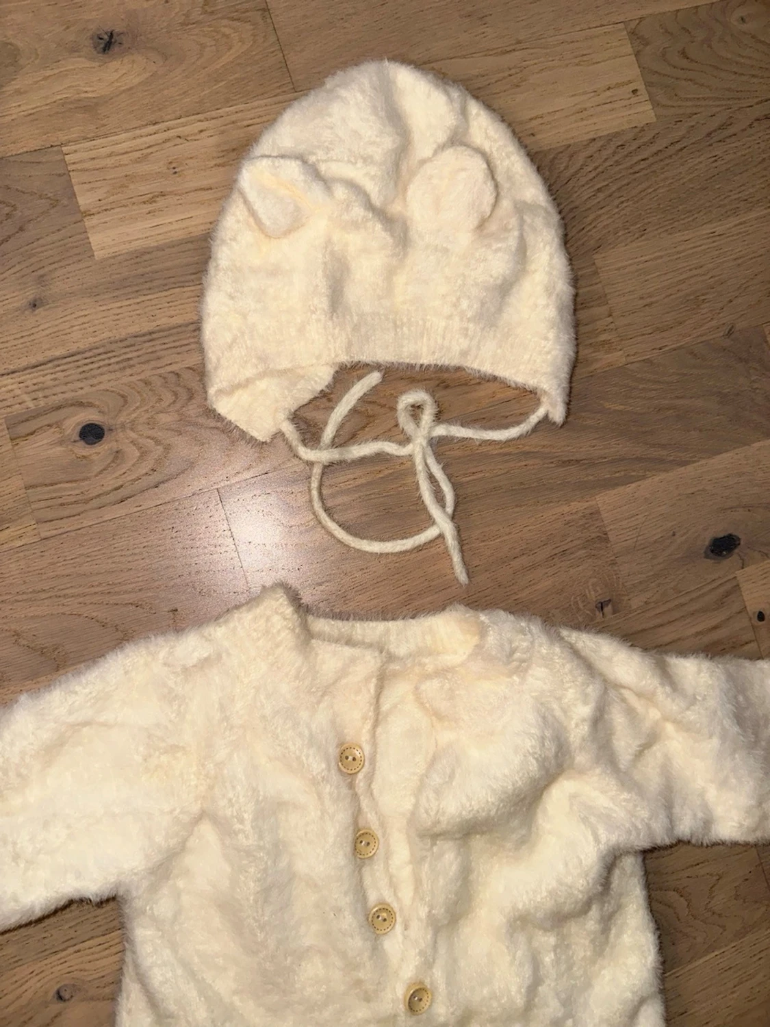 Krämvit fluffig body med mössa - 1