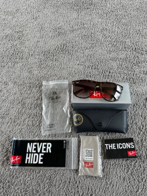 Ray Ban boyfriend - Säljer ett par sjukt snygga Ray Bans i modellen boyfriend. Dem är perfekta nu till sommaren. Dem är helt nya och alla tillbehör från bilderna medföljer✅ Frågor? Kontakta mig✅ Allt gott, mvh Noah