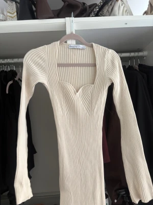 Beige ribbad långklänning från Bershka - Säljer en beige ribbad långklänning från Bershka