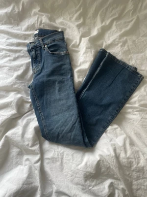 Blå Botcut Jeans  - Mid waisted blå botcut jeans i storlek 36. Från Gina tricot 