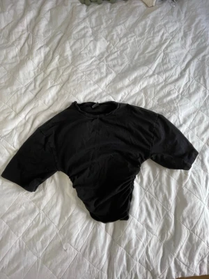 svart t-shirt från ginatricot - säljer en svart t-shirt från ginatricot i storlek xxs, bra skick