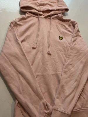 Lyle scott rosa hoodie - Slim fit, storlek S. Passar mig som är 173 och väger 70 kilo. 