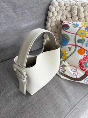 ARKET Väska - CROSSBODY-VÄSKA I LÄDER