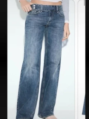 Blå bootcut jeans med låg midja - Fina helt nya jeans som tyvärr inte passar mig. De är Low Rise.