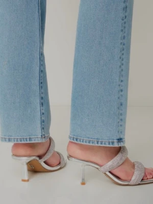 Silvriga sandaler med strass och klack - Säljer ett par glittriga sandaler med smala band täckta av strass och en elegant smal klack. Sandalerna har öppen tå och metallicfärgad sula, perfekta för att lyfta vilken outfit som helst. Materialet är syntet med dekorativa stenar för extra bling. Använt dem två gånger. 
