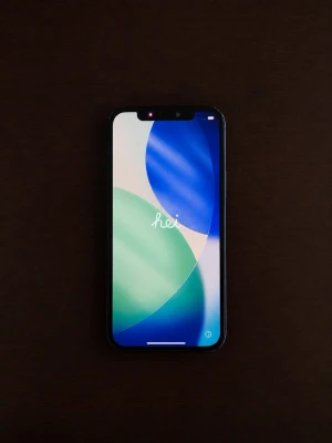 iPhone 12 - 83% batterihälsa - Säljer nu min svarta iPhone 12a som har 64gb lagringsutrymme och 83% batterihälsa. Den har repor på sidorna som ni ser i bild 4, men inga sprickor eller repor på skärmen eller bakglaset. Den har även fått in damm under framkameran som gör att framkameran är lite suddig men enligt Google så ska det gå att fixa.