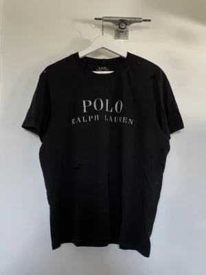 Ralph Lauren T-shirt - Ralph Lauren sliten t-shirt  Storlek L  Har små hål överallt  Den gamla kragen var för uttöjd så jag fick den professionellt omsydd