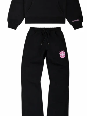 Svart loungewear-set med Brasilien logo på - Snyggt svart loungewear-set  med hoodie och byxor. Setet har rosa logga på bröstet och benet samt broderad text på ärmen. Mjuk och bekväm bomullsblandning, perfekt för chill dagar hemma eller när du vill vara extra comfy.DE FINNS ALLA STORLEKER SÅ NI VET