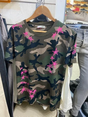  t-shirt Valentino - Cool t-shirt från Valentino med camouflage-mönster i grönt, beige och svart samt rosa stjärnor tryckta över hela tröjan. Klassisk rund hals och korta ärmar. Perfekt för dig som vill sticka ut med en unik design Nypris 5200 KR!!!