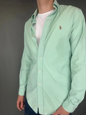 Ralph Lauren skjorta - Ralph Lauren Skjorta Märke: Polo Ralph Lauren Storlek: M Passform: Custom fit Färg: Mintgrön Skick: Mycket bra Beskrivning: utan defekter. Modellen på bilden: 183 cm / 75 kg