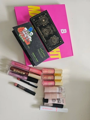 Stor ögonskuggspalett och läppglans - Säljer 3 st ögonskuggspalett med spegel. Läppglans, läppennor, highlighter, hair finishing stick, concealer etc. OBS! Flera öppnade eller använda. 