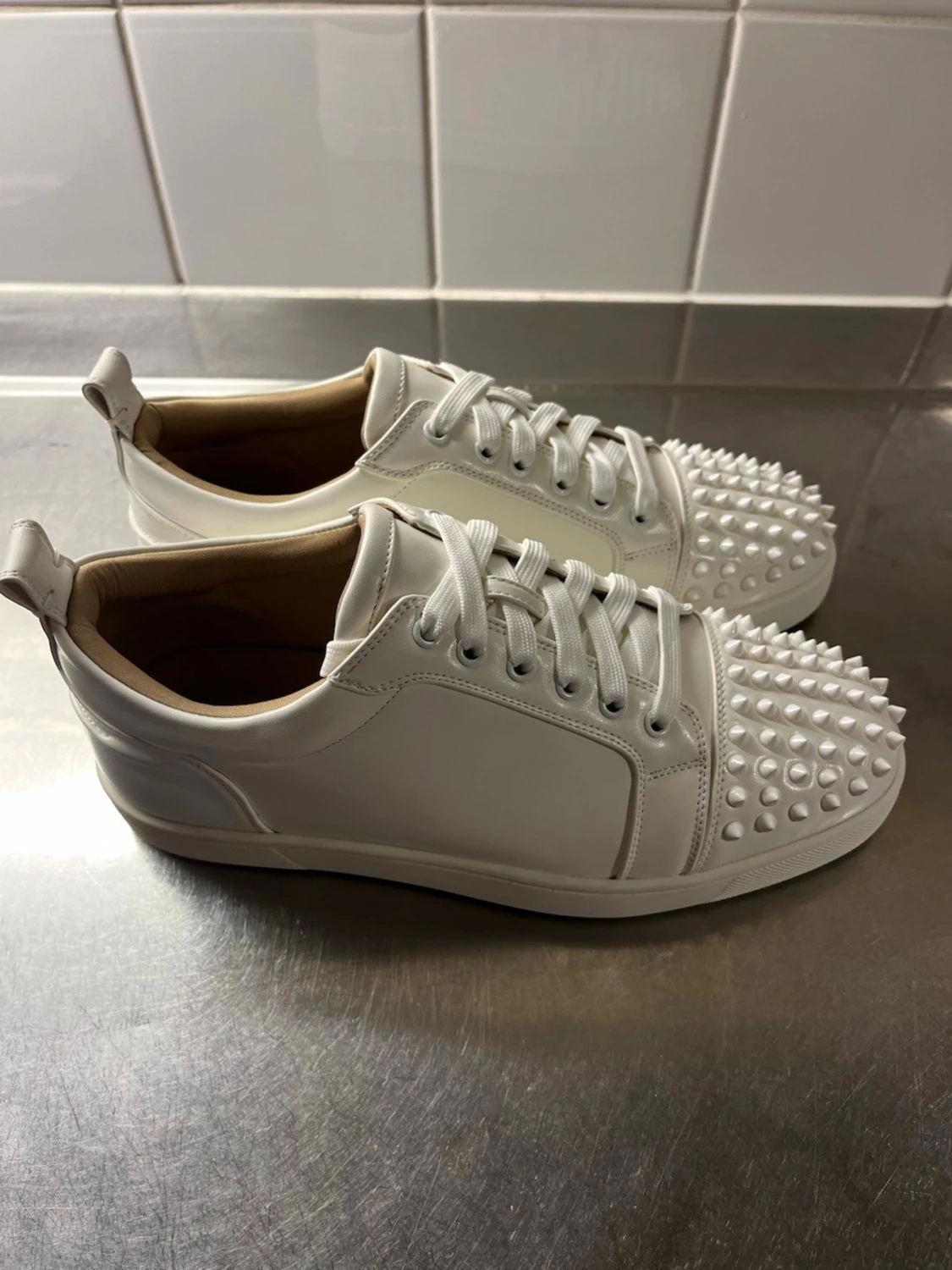 Vita sneakers med nitar från Louboutin - 2