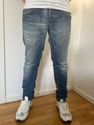 Dondup - Sköna dondups med slitningar i passformen Ritchie, (skinny fit) storlek 33