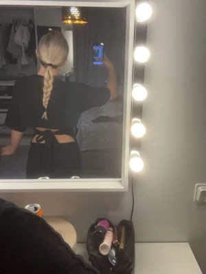 Nelly topp - Svart Nelly topp med knyte där bak, storlek xs💕