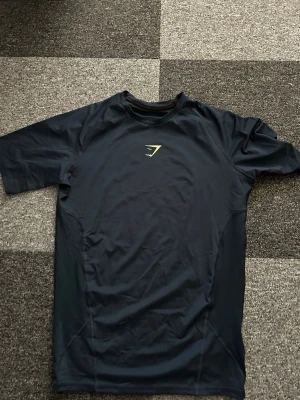 Gymshark compression shirt - Gymshark compressionshirt i väldigt bra skick, använd max 1-2 gånger.