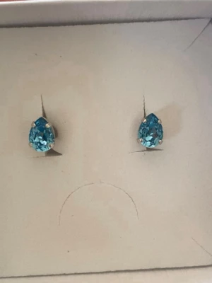 Blå droppformade örhängen i silver - Aldrig använd, aquamarine 