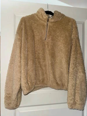 Fluffig tröja - Fluffig tröja från H&M. Bra skick! Men har tecken på användning. 