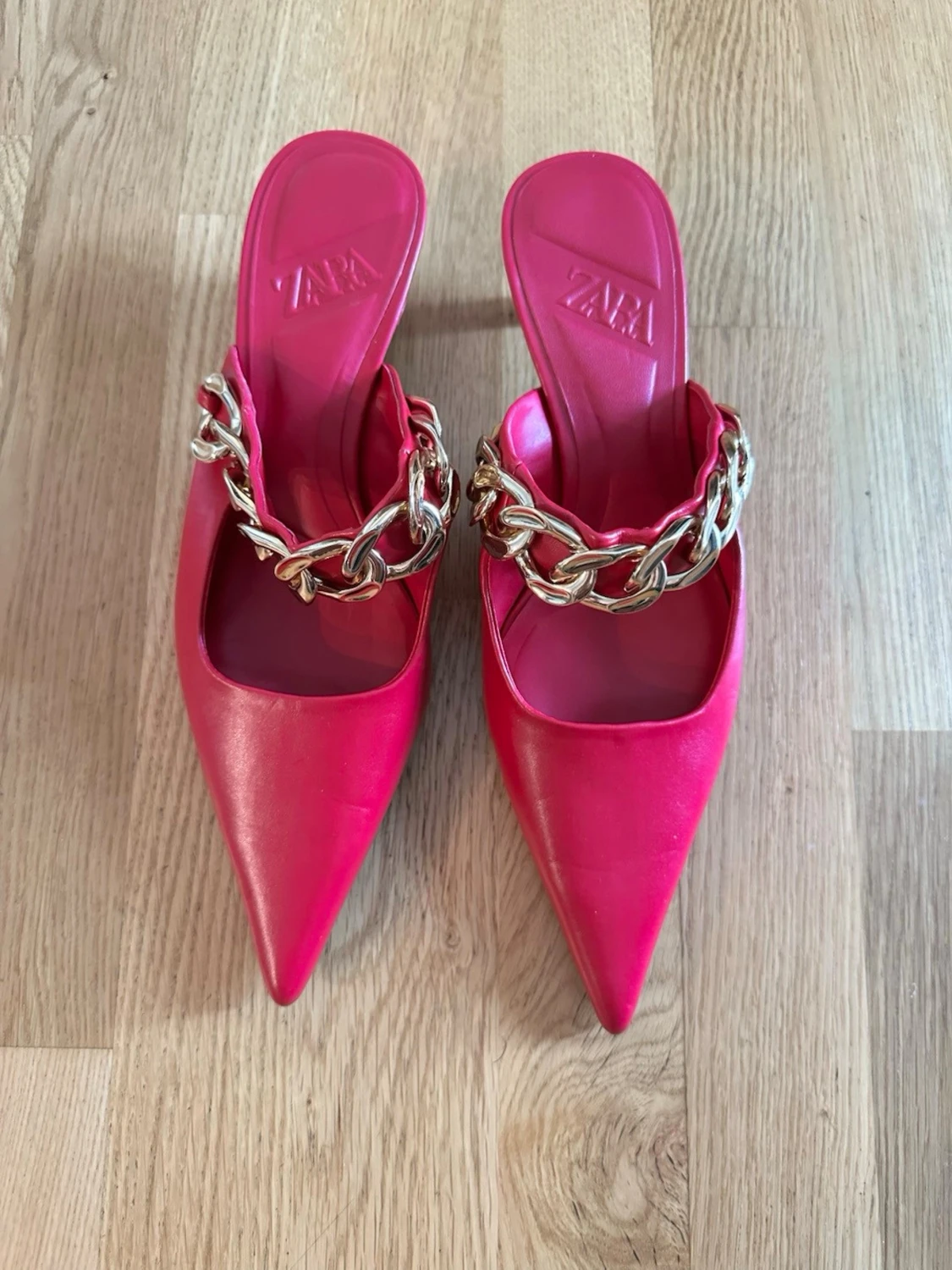 Rosa pumps med kedjedetalj från Zara