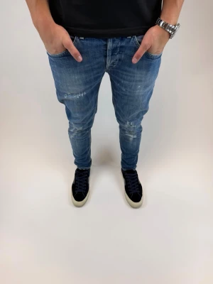 Dondup Jeans George  - Dondup Jeans George! Trendigaste jeansen på marknaden.  Ny pris= 4000 kr Säljs för= 999 kr (Modellen har original slitningar från fabrik vilket är väldigt eftertraktat och populärt)