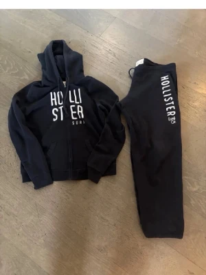 Hollister set❤️ - Hollister set i strl L. Jag på bild är xs/s så byxorna (lågmidjade) är lite stora så dem passar M         Obs endast swish betalning med 61 kr spårbart frakt💕