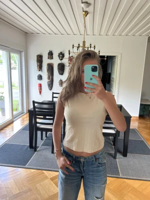 Beige  linnetopp - Snygg beige linnetopp med lätt skrynklig struktur! Storleken är one size och tröjan är i fint skick❤️