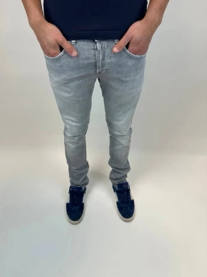 Dondup Jeans George  - Dondup Jeans George! Trendigaste jeansen på marknaden.  Ny pris= 4000 kr Säljs för= 1099 kr