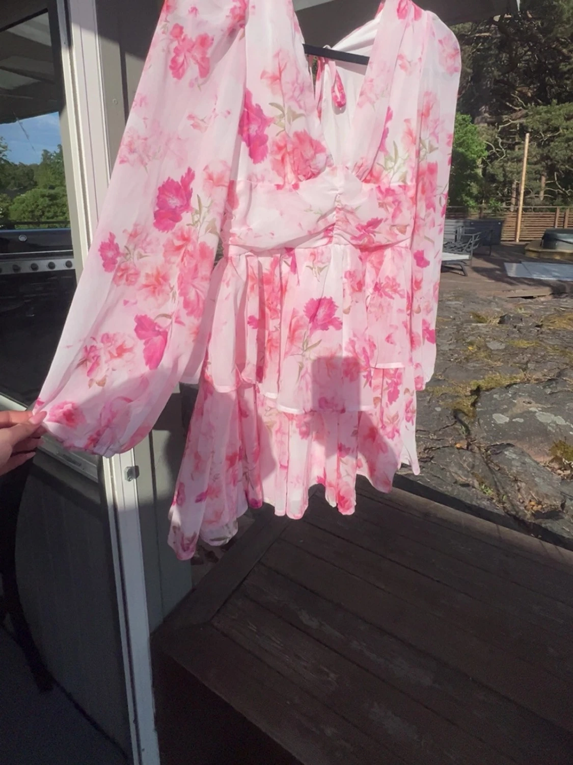 Blommig kortklänning med volanger - 2