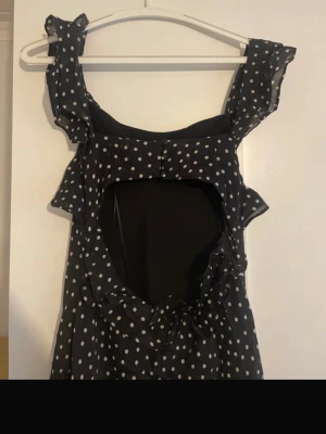 Prickig klänning - Så fin prickig maxiklänning från topshop, endast använd en gång💕 perfekt till bal, examen eller sommarfest