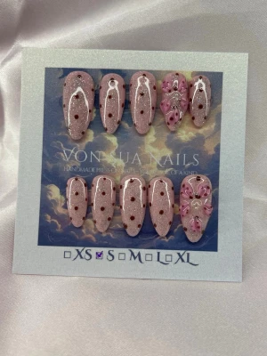 Miette (S);Medium Almond - Handgjorda press-on naglar i storlek S: 15 mm, 11,5 mm, 12 mm, 11 mm, 9 mm . Naglarna har en glittrig rosa bas med bruna prickar och två naglar har handgjorda 3D-blommor i rosa vitt. Formen är medium lång almond och i S: 15 mm, 11,5 mm, 12 mm, 11 mm, 9 mm . Perfekt för dig som vill ha unika och detaljerade naglar. (silver)