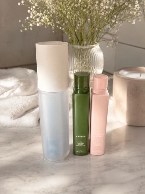 Estrid antiperspirant duo - Två Estrid The Weightless Refillable Antiperspirant i färgerna grön (Leaf) och ljusrosa (Petal), båda i smala, cylinderformade plastförpackningar på 40 ml. Snygg minimalistisk design, perfekt för badrumshyllan.