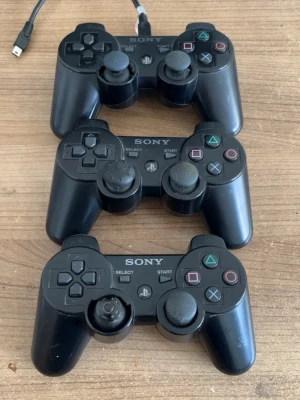 PS3 kontroller - Alla fungerar som dom ska.  Längst upp 250kr Mitten 200kr Längst ner 150kr