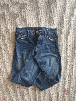 Polo Ralph Lauren Jeans - Säljer ett par riktigt härliga Ralph Lauren Jeans. Jeansen är använda ett fåtal gånger och har inga direkta defekter. Hör gärna av er vid funderingar🙌🙌 Priset kan diskuteras 📦