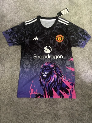 Manchester United x Adidas lejontröja - Säljer min Manchester United ”force of nature” tröja från Adidas då den inte passade. Tröjan är helt ny och har lappen kvar.  Tillverkad i lätt och funktionellt material.