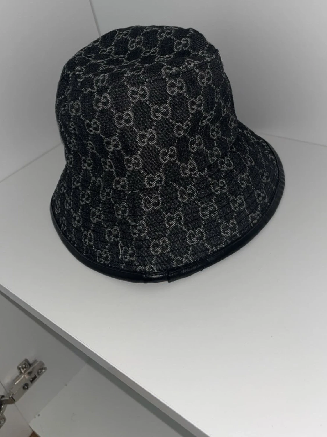 Svart bucket hat