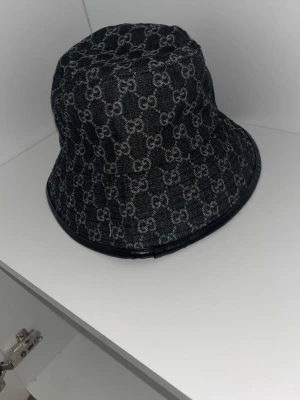 Svart bucket hat  - Snygg svart bucket hat 