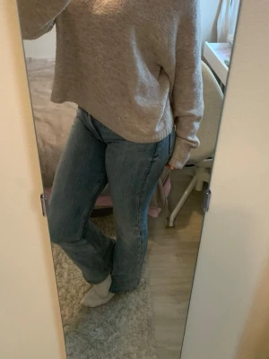 Blå bootcut jeans  - Säljer ett par klassiska blå jeans med utsvängd passform. Jeansen passar till allt och är ett perfekt plagg att ha i garderoben. Säljer för jag har massa liknande byxor. 
